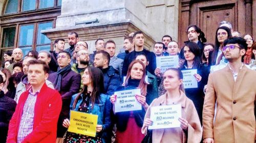 VIDEO Zeci de magistrați au protestat pe treptele Palatului de Justiție din București / Pe trotuarul de vizavi, alte zeci de persoane au manifestat în semn de solidaritate