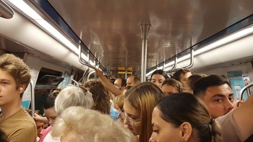 Aglomerația de la metrou va dura câteva săptămâni, susține sindicatul Metrorex. Ocupați cu rotativa, șefii din transporturi tac, iar bucureștenii se înghesuie ca sardelele. Doar greva profesorilor face ca metroul să nu se sufoce