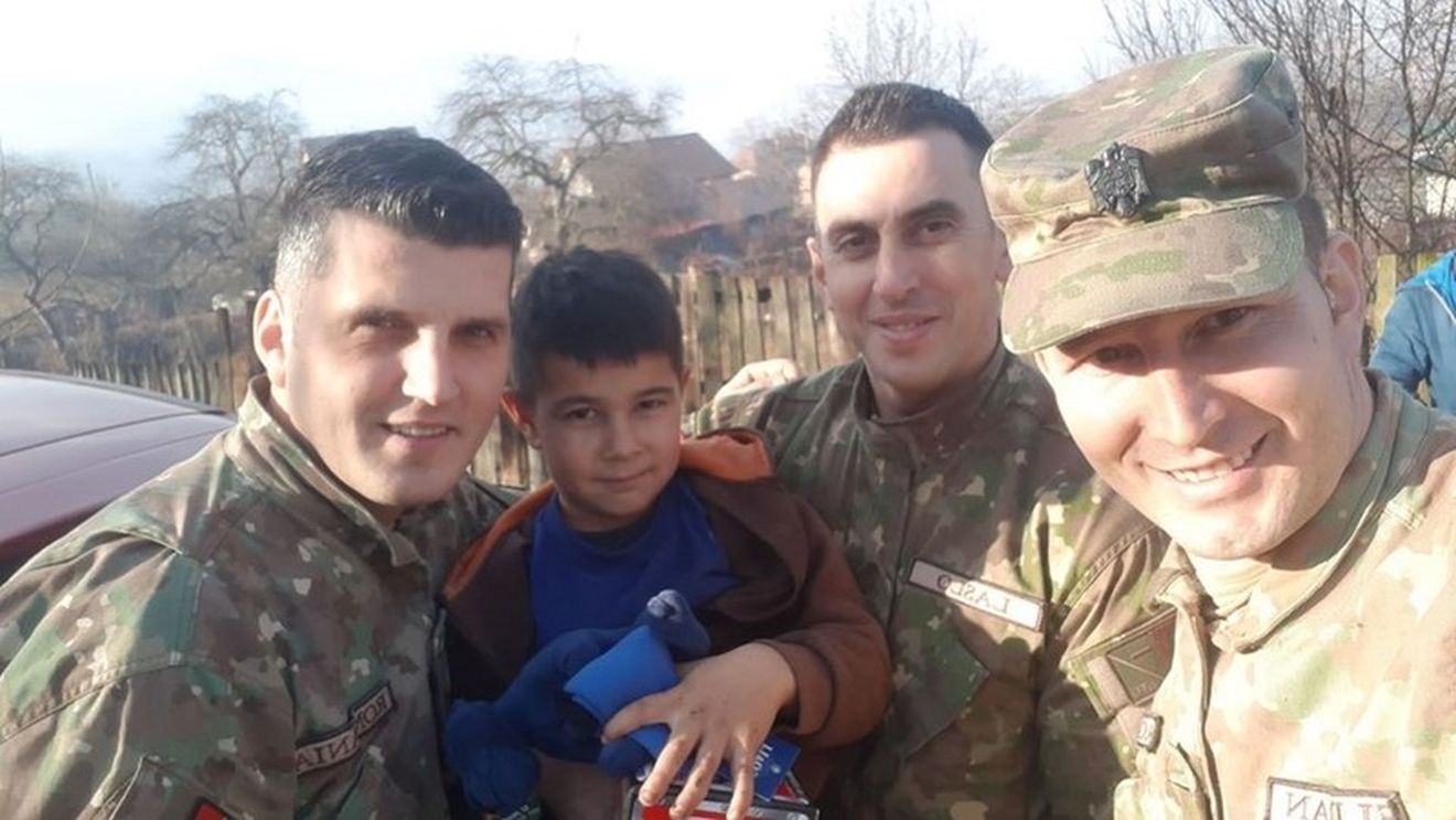 Trei militari din Alba au donat sânge, iar din bonurile primite au făcut cadouri unor copii nevoiași