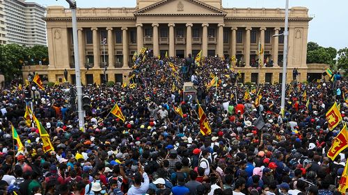UPDATE Haos în Sri Lanka, pe fondul unei crize economice care a îngenuncheat populația: Locuința premierului a fost incendiată/ Președintele a fugit din reședința oficială și a anunțat că își dă demisia în 13 iulie