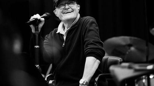 Phil Collins nu mai poate cânta la tobe din cauza stării de sănătate: „De-abia mai pot să țin un bețișor de tobă în mână”