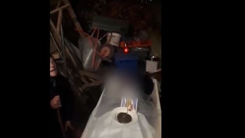 Cetățeni decedați, ținuți de un preot în magazia de lemne și nu în capelă pentru că erau săraci