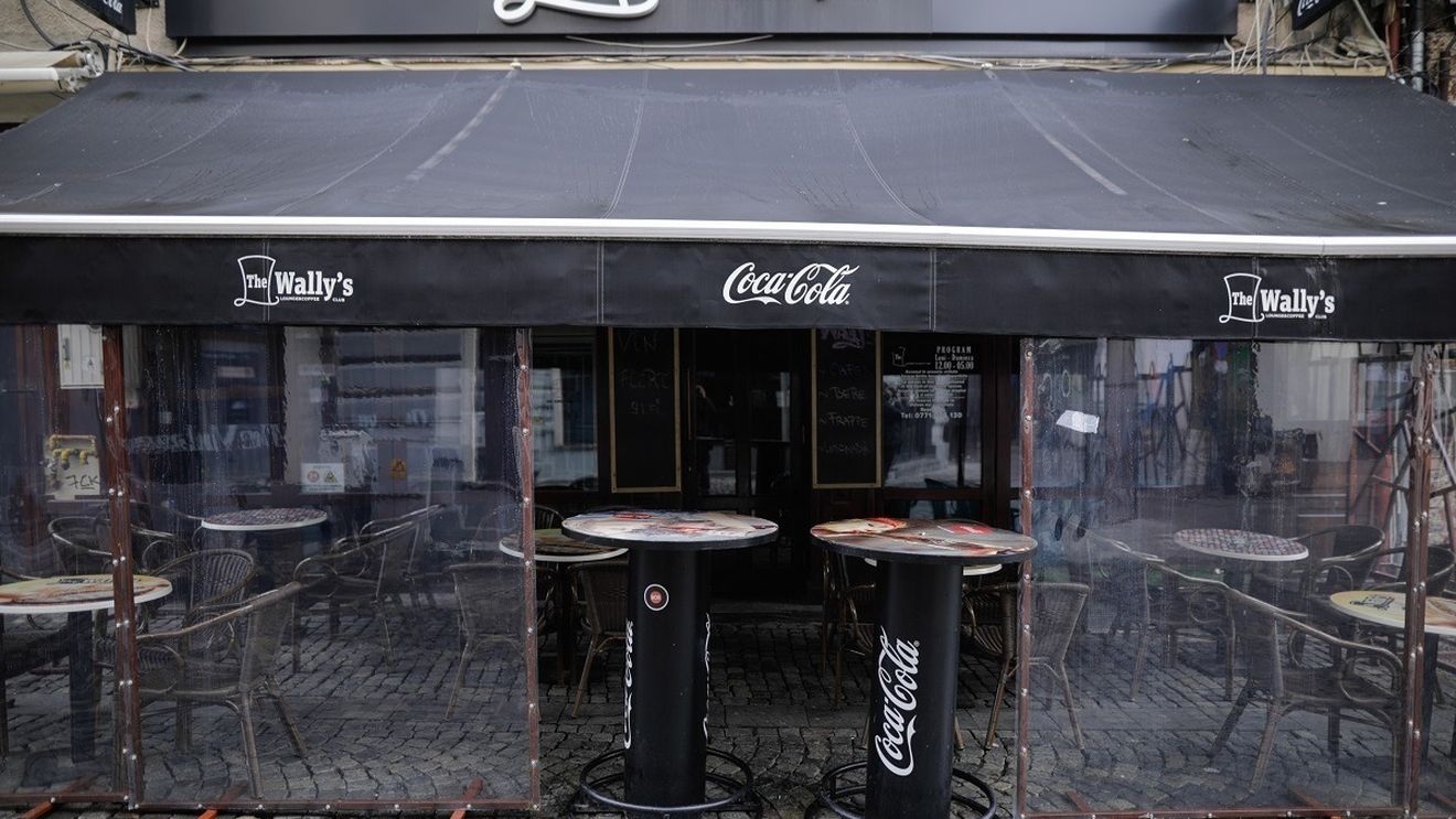 De ce nu se respectă regulile la terase. HoReCa dă vina pe Guvern și acuză că n-a primit ajutorul promis, iar primarii spun că vor face controale