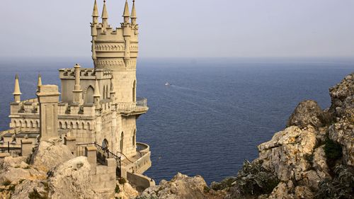 Rusia încearcă să suprime identitatea ucraineană în teritoriile ocupate, folosindu-se de experiența Crimeei (Amnesty)