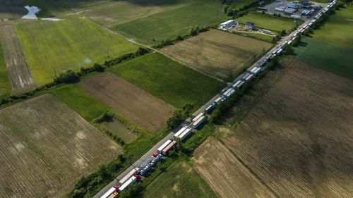 Sute de tiruri care merg în Ucraina așteaptă până la 30 de ore în vama Halmeu