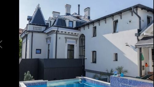 Claudiu Manda a cumpărat un imobil în centrul Craiovei prezentat pe OLX cu finisaje de lux - robinete cu foiță de aur și clanțe cu Swarovski. Manda: ”Nu cred, nu am verificat dacă e așa. Am împrumutat bani pentru achiziție, o parte îi voi returna după nuntă”