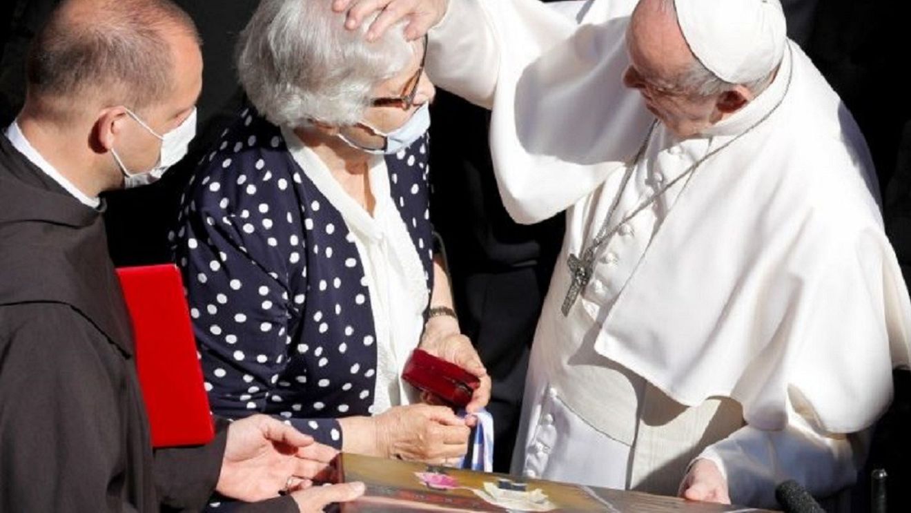 Papa Francisc a sărutat numărul de lagăr tatuat pe braţul unei supravieţuitoare a Holocaustului, în cadrul unei Audiențe la Vatican