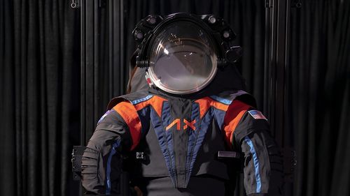 VIDEO NASA a prezentat un nou costum spaţial pentru misiunea Artemis de aterizare pe Lună