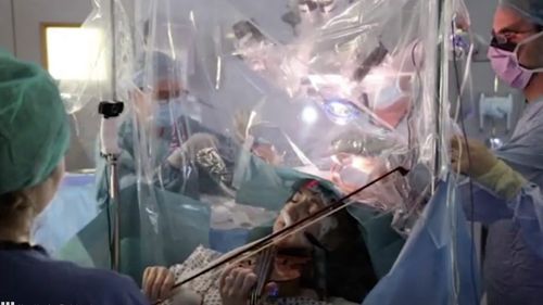 VIDEO O pacientă a cântat la vioară bucăţi din Mahler şi Gershwin în timp ce suferea o operaţie pe creier