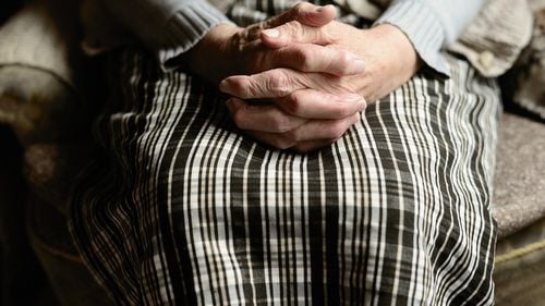 STENOGRAME din dosarul azilelor de bătrâni. Arde-te-ar focul pe mațe / Nesimțitul dracu / Ia-ți tratamentul, că dacă vin eu la tine, îl iei forțat