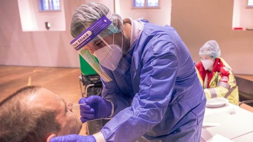 Cum explică un premier de land german decizia de a ieşi din lockdown în ciuda valului trei: Va stimula populația să se testeze