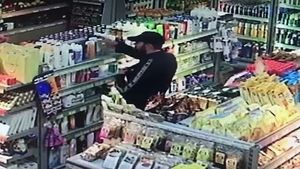 VIDEO Micile magazine din centrul Capitalei, terorizate de numărul tot mai mare de hoţi. Proprietarii se plâng că abia mai pot acoperi pagubele înregistrate zilnic