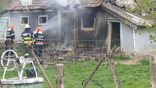 Mai multe locuinţe din Babadag au fost distruse într-un incendiu/ Pompierii din Tulcea cred că focul ar fi fost pus intenționat