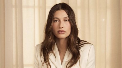 E.l.f. Beauty cumpără brandul Rhode al lui Hailey Bieber pentru 1 miliard de dolari