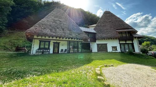 FOTO/VIDEO Colț de Rai. Cum au reușit doi tineri să amenajeze cu fonduri europene o agropensiune care atrage turiști din toate colțurile țării