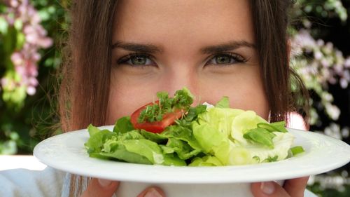 Raport: Majoritatea vegetarienilor nu urmează acest stil de viață din grijă pentru animale sau mediu, ci din rațiuni economice / Topul țărilor în care se află cei mai mulți / Statistici interesante despre oameni care nu consumă carne, în 2024