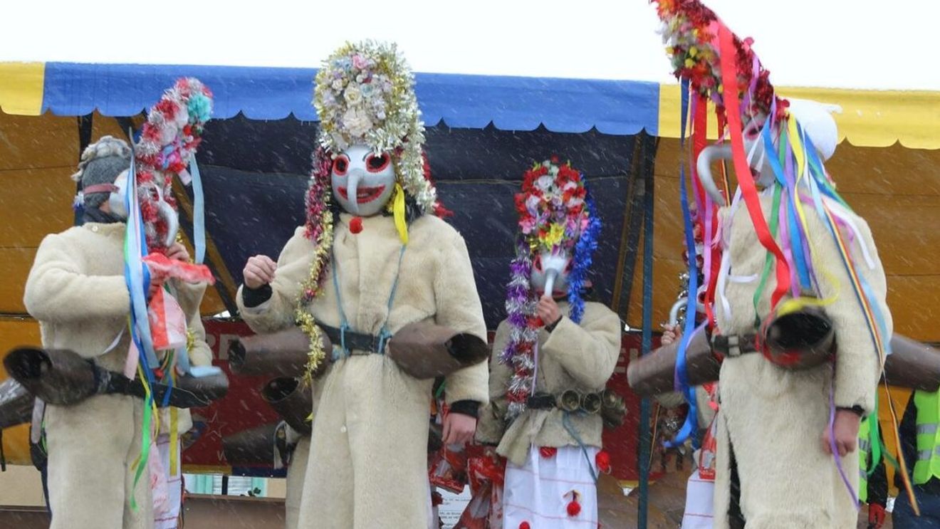 Tradiții de Crăciun: Moșoaiele din Luncavița, comuna tulceană unde ”șamanii” mascați alungă spiritele rele