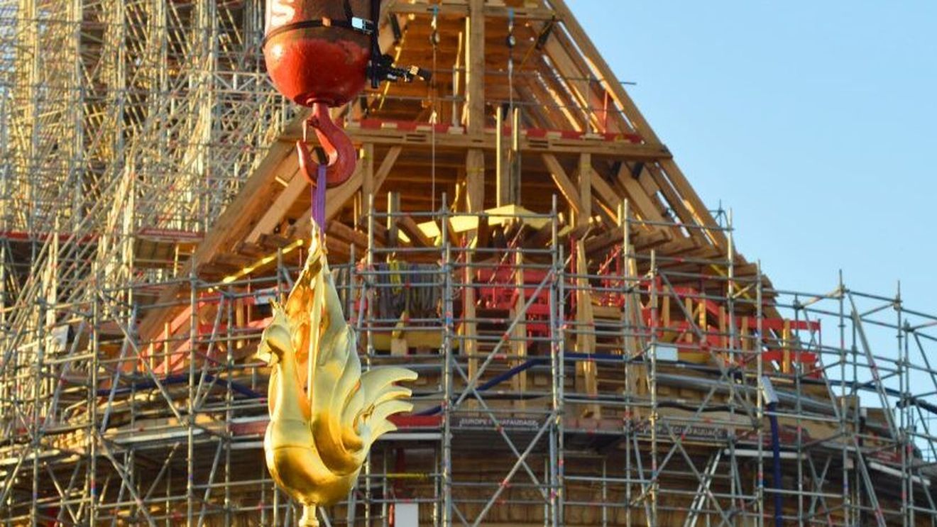 Cocoşul simbolic a fost reinstalat în turla catedralei Notre-Dame, aflată în reconstrucţie după incendiul din 2019