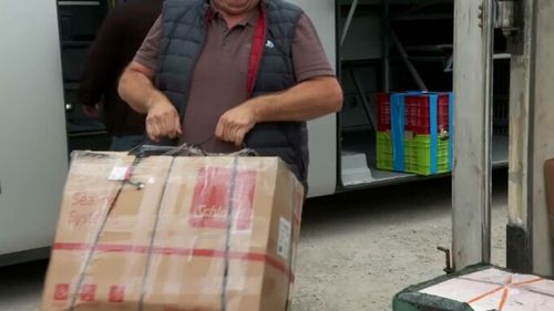 Românii din diaspora au început să trimită în țară pachete uriașe. Ce conțin coletele