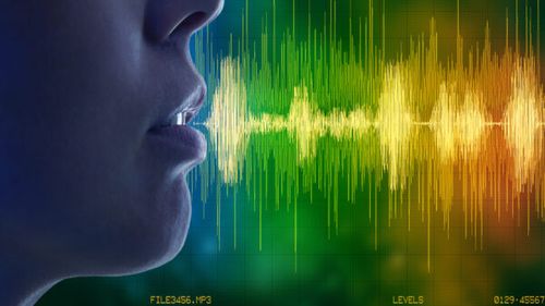 Inteligența artificială ar putea detecta semnele timpurii ale cancerului de laringe doar analizând vocea pacienţilor