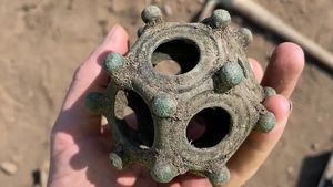 "O mare enigmă": Arheologi amatori din Marea Britanie au descoperit un obiect roman misterios, vechi de 1.700 de ani