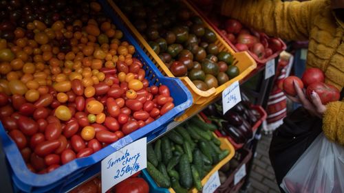 Legumicultorii susțin că prețurile au crescut din cauza inflației: Livrăm roşii cherry la 250 de grame, în caserolă, care costă 9,5 lei plus TVA / ”Ca să meargă businessul, să poţi să plăteşti absolut toate lucrurile, (...) normal că preţurile au ajuns la acest stadiu”