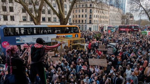 Boris Johnson a criticat atacurile asupra poliţiştilor, în protestul de la Bristol: Poliţiştii noştri nu ar trebui să se confrunte cu cărămizi, sticle şi artificii aruncate asupra lor de o bandă înclinată spre violenţe