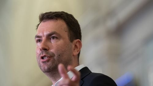 Drulă, întrebare pentru președintele PSD: Marcel Ciolacu, unde se duc banii? Ne-ați îndatorat cu 55 de miliarde de lei în luna ianuarie. Cât înseamnă asta? În fiecare secundă ați împrumutat aproape salariul minim câștigat de un angajat pe un an