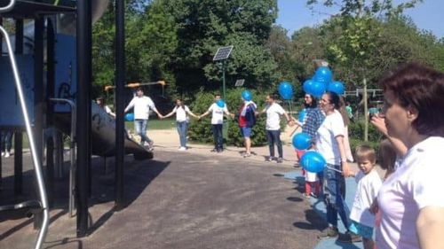 Lanţ uman în Parcul Floreasca din Bucureşti pentu susţinerea vaccinării copiilor. Numărul victimelor epidemiei de rujeolă a ajuns la 50