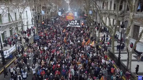 Ciocniri violente, în capitala Argentinei, în cursul unui protest față de măsurile de austeritate ale guvernului și pensiile mici / Un fotoreporter a fost rănit grav