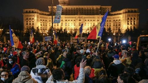 Protest antirestricții în Capitală cu câteva sute de persoane / Jandarmeria: Organizatorul a depășit numărul maxim de 100 de participanți, vor fi aplicate sancțiuni / Protestul s-a încheiat la Palatul Parlamentului, puțini manifestanți dorind să se întoarcă în Piața Victoriei