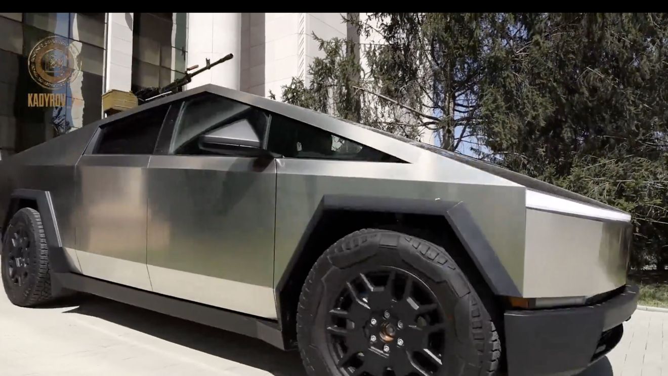 VIDEO Ramzan Kadîrov se laudă că şi-a echipat vehiculul Tesla Cybertruck cu o mitralieră şi spune că îl va trimite în Ucraina