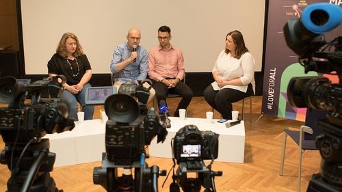 Accept: România audiată de CEDO pentru că nu are legislaţie privind parteneriatul civil / 21 de cupluri gay acuză statul român de discriminare