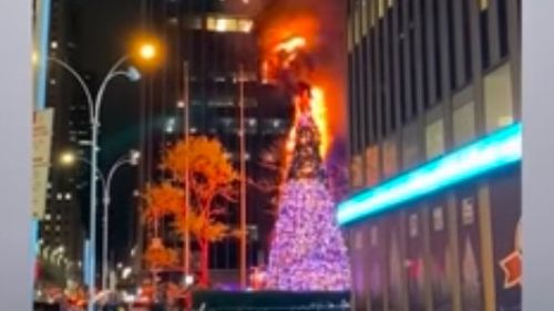 VIDEO Bărbat arestat după ce a dat foc bradului de Crăciun de 15 metri din fața televiziunii Fox News, în New York