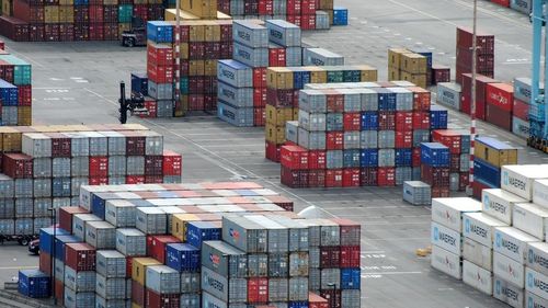 Cererea pentru produsele fabricate în China este atât de mare, încât a creat o criză de containere maritime pentru livrare/ Pandemia a crescut exporturile de măşti şi echipamente pentru munca de acasă