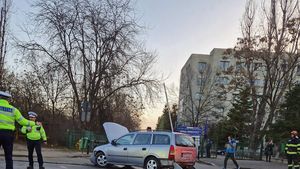 Două eleve care mergeau pe trotuar, lovite de o mașină după un accident pe șoseaua Vitan-Bârzești din Capitală / Șoferul, depistat pozitiv la cocaină / Circulația rutieră este restricționată