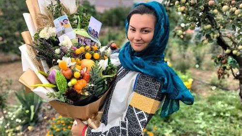 Buchet de legume, în loc de flori / O tânără din Vaslui face ”Buchetul grădinii”, cu legume din propria fermă / ”Dacă nu aș fi făcut agricultură, aș fi ales să mă fac florăreasă”