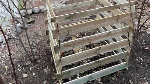 Locuitorii comunei Bârsana din Maramureș primesc compostoare cu care să transforme resturile alimentare în îngrășăminte pentru grădină