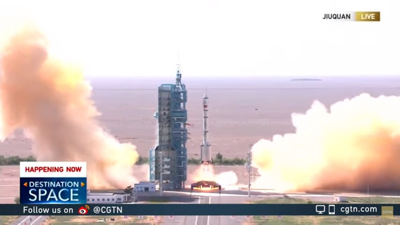 VIDEO Trei astronauți au decolat către stația spațială chineză cu racheta Long March 2F, din deșertul Gobi