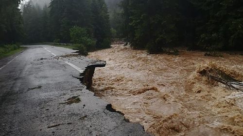 Drum naţional din judeţul Cluj, închis circulaţiei după ce s-a rupt pe două porţiuni de aproximativ 50 de metri/ Şi un pod peste Crişul Repede s-a rupt, circulaţia fiind închisă/ 53 de localităţi din 23 de judeţe, afectate de vremea rea