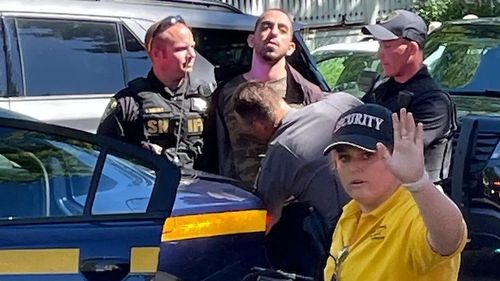 Bărbatul care l-a înjunghiat pe scriitorul Salman Rushdie a pledat nevinovat. Autorul "Versetelor Satanice" a fost scos de pe ventilator şi poate vorbi