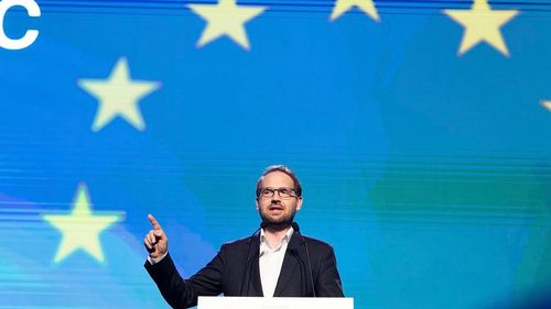 Fritz: E o luptă strânsă între cei doi candidaţi. Încă există un grup semnificativ de români care nu s-au hotărât cu cine vor vota duminică / Suspiciunile din documentele desecretizate, extrem de serioase