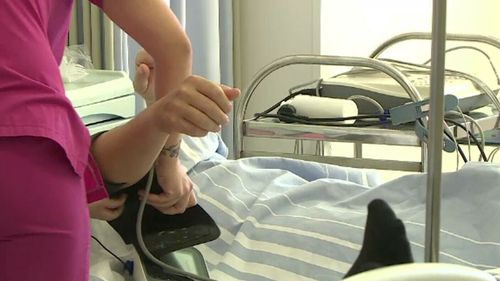 Bolnavii mor așteptând să fie tratați. Spitalele rămân fără bani pentru pacienți după ce plătesc salariile și facturile