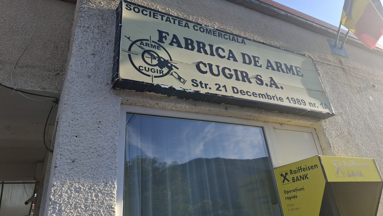 Protest spontan la Fabrica de Arme Cugir, firmă cu rol important în programul SAFE / Angajații nu și-au primit salariile pe ultima lună