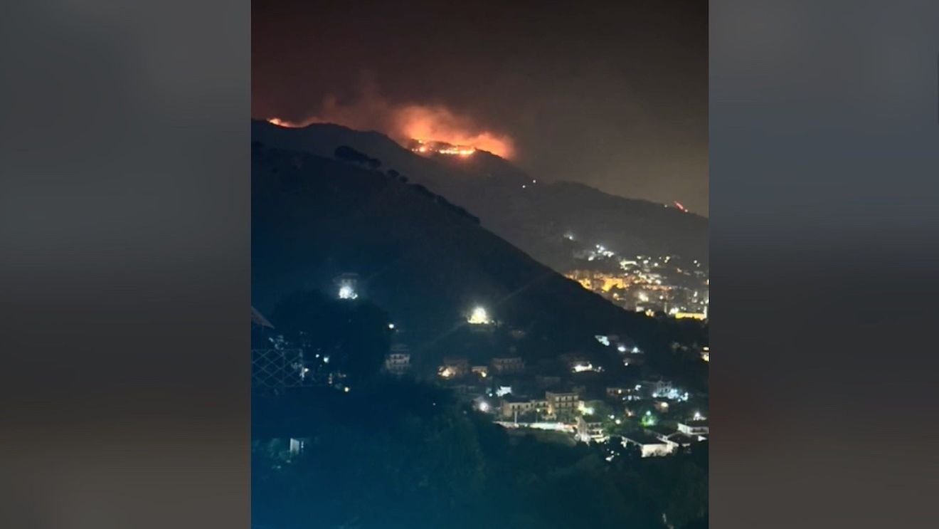 VIDEO Dealurile din jurul orașului Palermo, în flăcări / Aeroportul e închis / 1.500 de persoane au fost strămutate, iar 20 de case au fost avariate de incendii în ultimele 24 de ore