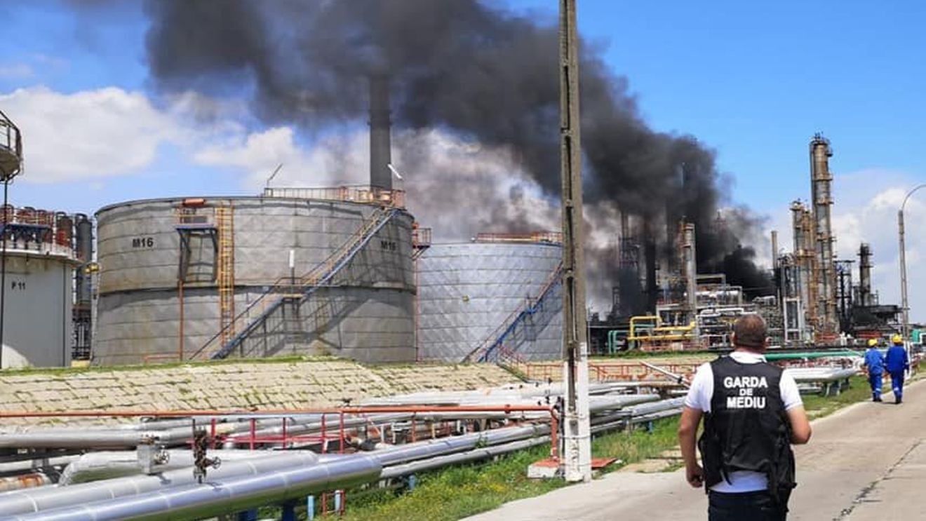 Staţiile fixe de monitorizare a calităţii aerului amplasate la Năvodari au înregistrat valori crescute, în urma incendiului de pe platforma Petromidia