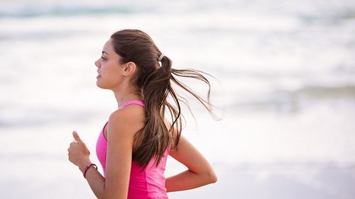 Studiu: Persoanele care stau așezate timp de nouă ore și jumătate sau mai mult prezintă un risc crescut de deces/ Cum diminuează activitatea fizică riscul de deces prematur