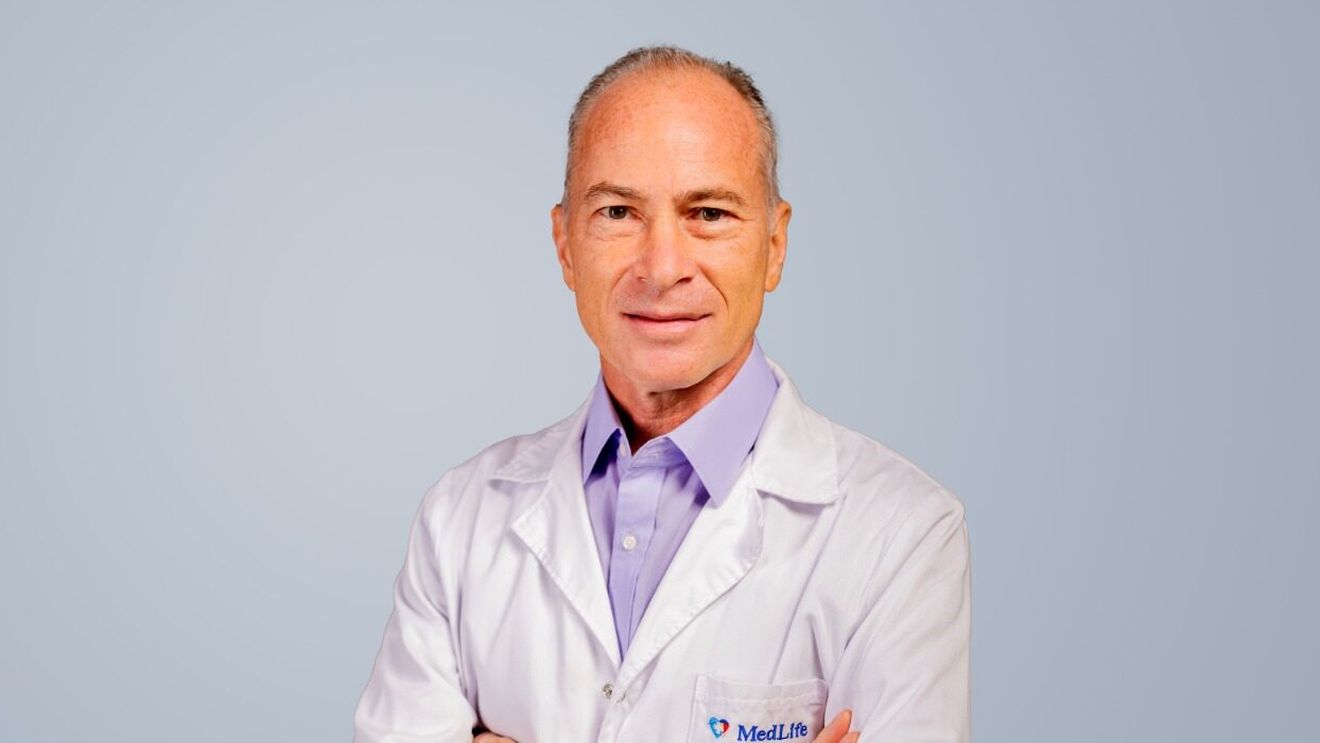 Dr. Petre Neagoe, ortoped pediatru cu experiență în Franța, tratează la MedLife Humanitas din Cluj cazuri complexe de scolioză: „Copiii cu dizabilități au nevoie de soluții adaptate creșterii lor