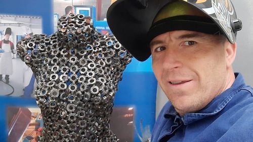 FOTO VIDEO Sudorul român care transformă materialele reciclabile în lucrări de artă / Avioane din bujii, bufnițe din furculițe și polonice și părți din corpul uman create din rulmenți și pistoane