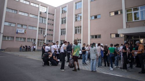 O elevă a căzut de la etajul liceului în care învăţa în prezența colegilor și a profesoarei / Incidentul a avut loc în timpul orei de engleză